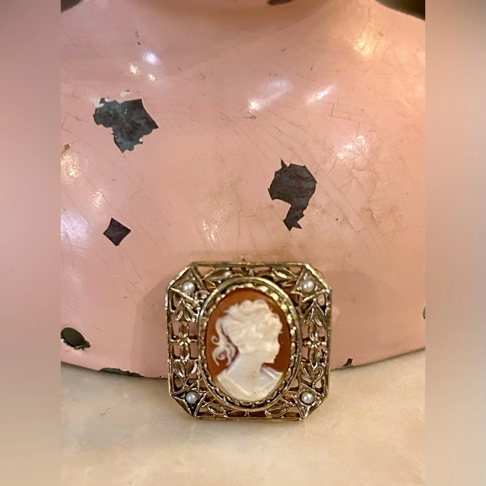 Vintage Dainty Cameo Brooch Pin